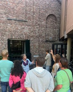 Bij de voormailige synagoge